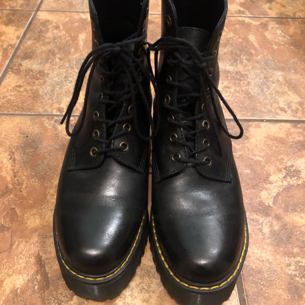 Doc Martens size 8 lace up boots excellent condition gently used women’s black